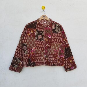 Gewatteerde katoenen patchworkjas, handgemaakte Kantha-jas met bloemenprint, boho-jas in Indiase stijl, omkeerbare damesjas, bordeauxbruin, cadeau voor haar
