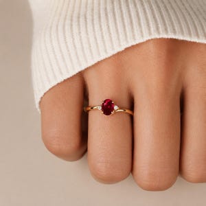 Ovale rode robijnring met ronde accentdiamanten, verfijnde ovale robijn solitaire ring, 14-karaats gouden verlovingsring met edelsteen, geboortesteenring van juli