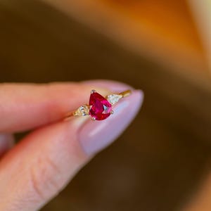 Anillo de compromiso con rubí talla pera, anillo con gema roja en forma de lágrima, anillo con diamantes talla pera y piedras laterales, anillo de oro de 14 quilates con tres piedras de rubí rojo para mujer.
