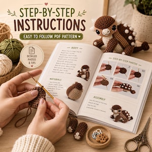 Peut inclure: Un guide de modèle au crochet intitulé STEP-BY-STEP INSTRUCTIONS avec du texte et des photos pour créer un dinosaure amigurumi marron et crème. Le guide inclut des sections sur le corps, le matériel et l'assemblage, avec un dinosaure fini.