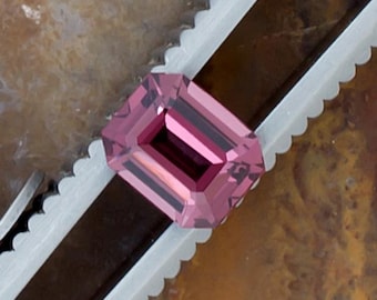 Piedra preciosa de color espinela de 0,95 ct, 6,30 x 5,00 x 3,22 mm, forma de esmeralda (talla octagonal) de Birmania, color rojo violeta, fabricación de joyas para anillos