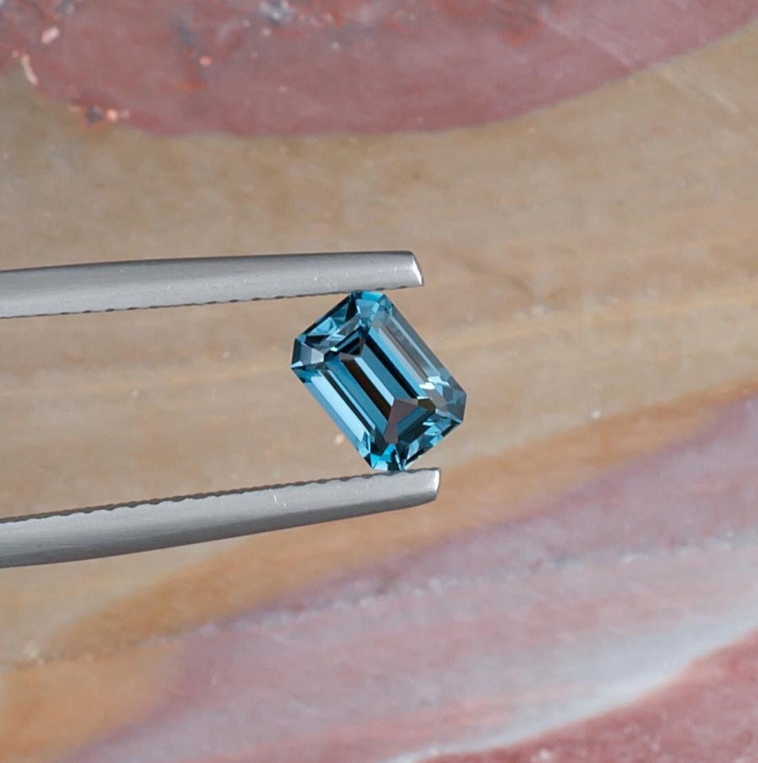 0.92ct Blue Topaz Gemstone, 6.49x4.55x3.39mm, London Blue Color Hue ...
