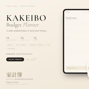 Puede incluir: Un planificador de presupuesto digital Kakeibo mostrado en una pantalla de tableta, con un diseño de costos fijos con secciones rayadas. La interfaz incluye pestañas de navegación, una paleta de colores neutros y etiquetas de texto en inglés y caracteres japoneses.