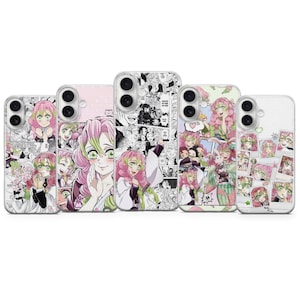 Puede incluir: Cinco fundas transparentes para smartphone con un collage de ilustraciones estilo anime con cabello rosa y detalles verdes. Los diseños incluyen paneles de manga, marcos tipo polaroid y varias expresiones del personaje sobre un fondo transparente.