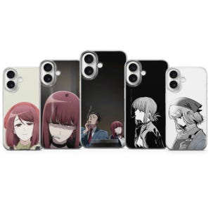 Puede incluir: Cinco fundas para smartphone con diversas ilustraciones de estilo anime. Los diseños incluyen personajes con cabello rojo, un hombre de traje fumando y retratos en blanco y negro inspirados en manga. Cada funda tiene un recorte para cámara dual.