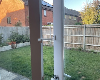 Tope para ventanas y puertas con almohadillas adhesivas resistentes – Tope y limitador de puerta adhesivo sin taladro para puertas de casa y patio - Tope ajustable