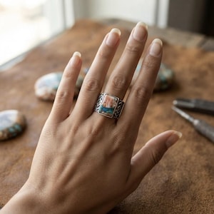 Anello vintage in argento sterling 925 placcato, rame e turchese, stile boho, con pietre preziose tribali.