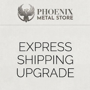 Può includere: Una grafica grigio chiaro con un'icona di fenice grigio scuro sopra il testo PHOENIX METAL STORE. Sotto una linea orizzontale, il testo recita EXPRESS SHIPPING UPGRADE in grandi lettere maiuscole nere in grassetto centrate sullo sfondo.