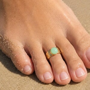 Gold Tone Green Stone Toe Ring, Adjustable Open Band, Hammered Chunky Foot Jewelry, Boho Beach Accessory, Statement Summer Gift for Women