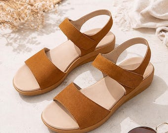 Damen-Wildledersandalen, flach, weiche Lederoptik, bequeme Schuhe, lässige Sommersandalen mit offener Zehenpartie und Fersenriemen, braun, minimalistisch, ideal für den Alltag.