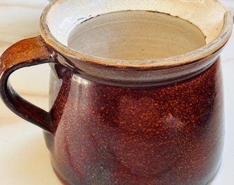 Jarra antigua de gres marrón. Gres americano primitivo, decoración colonial.