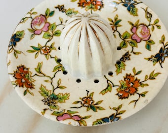 Exprimidor de cítricos de cerámica vintage con estampado floral, detalles dorados y esmalte craquelado, fabricado en Japón.