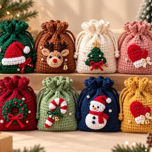 Pode incluir: Oito pequenas bolsas de crochê com cordão em várias cores, cada uma com um aplique temático de feriado, como gorro de Papai Noel, rena, árvore de Natal, luva, guirlanda, bengala doce, boneco de neve ou outra luva, com pequenas pérolas.