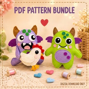 Puede incluir: Un paquete de patrones PDF con dos peluches de monstruos de fieltro y un pollo pequeño. El monstruo morado sostiene al pollo blanco, mientras que el monstruo verde está al lado. Corazones de fieltro y carretes de hilo están esparcidos.