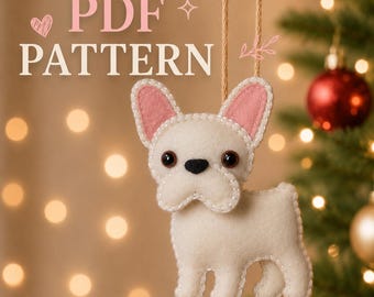 Puede incluir: Un adorno de fieltro color crema con forma de bulldog francés, orejas rosadas, ojos de cuentas negras y nariz negra. El adorno presenta costuras blancas en los bordes y cuelga de un cordel marrón. El texto PDF PATTERN es visible en la imagen.