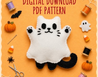 Puede incluir: Un peluche de gato fantasma de fieltro blanco con patas y cola negras, rodeado de suministros de costura que incluyen carretes de hilo, una aguja, tijeras, una calabaza de fieltro, un fantasma, dulces y una araña sobre un fondo naranja.