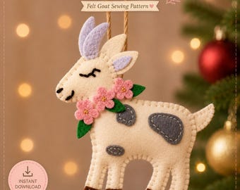 Puede incluir: Un patrón en PDF para un adorno de cabra de fieltro con el texto PDF PATTERN y Felt Goat Sewing Pattern. La cabra es de color crema con cuernos lavanda, manchas gris oscuro, pezuñas marrones y un collar de flores de fieltro rosas.