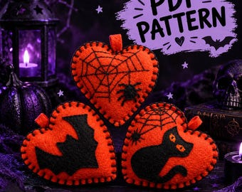 Puede incluir: Tres adornos de fieltro naranja en forma de corazón con detalles cosidos en negro, incluyendo una telaraña con una araña, una silueta de murciélago y un gato negro con ojos naranjas. La imagen incluye el texto PDF PATTERN.