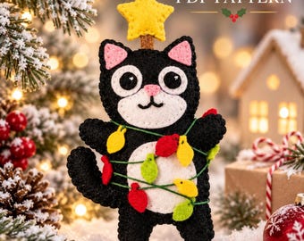 Puede incluir: Un adorno de fieltro con forma de gato, cuerpo negro, cara y vientre blancos y orejas rosas. Una estrella amarilla de fieltro corona la cabeza. El gato está envuelto en una guirlanda de luces de fieltro rojas, amarillas y verdes. Texto: PDF PATTERN.