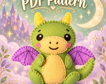 Puede incluir: Un peluche de dragón de fieltro verde y amarillo con alas moradas, ojos negros y mejillas rosadas. El texto "PDF Pattern" aparece en letra blanca sobre el dragón, que está centrado sobre un fondo de un castillo, una luna y estrellas.