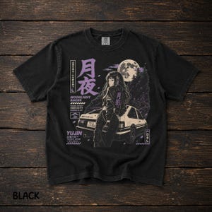 Könnte beinhalten: Ein schwarzes T-Shirt mit kurzen Ärmeln und einem Grafikdruck, der eine Person neben einem weißen Auto unter einem Vollmond zeigt. Das Design enthält japanischen Text sowie die Wörter Moonlight Racer, Yujin und Touge Spirit.