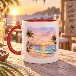 Könnte beinhalten: Ein weißer Keramikbecher mit einem leuchtend roten Henkel und rotem Innenrand. Die Vorderseite zeigt eine Aquarell-Illustration eines tropischen Strandes bei Sonnenuntergang mit Palmen, ruhigen Meereswellen und einem sandigen Ufer.