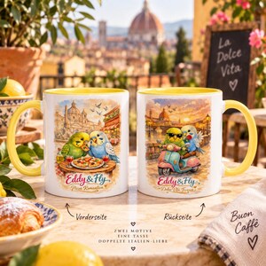 Könnte beinhalten: Zwei weiße Keramiktassen mit gelben Henkeln und Rändern, die jeweils zwei Wellensittiche zeigen. Eine Tasse zeigt die Vögel beim Pizzaessen mit dem Text Eddy & Fly Pizza Romantica, die andere auf einem Roller mit dem Text Eddy & Fly Dolce Vita Firenze.