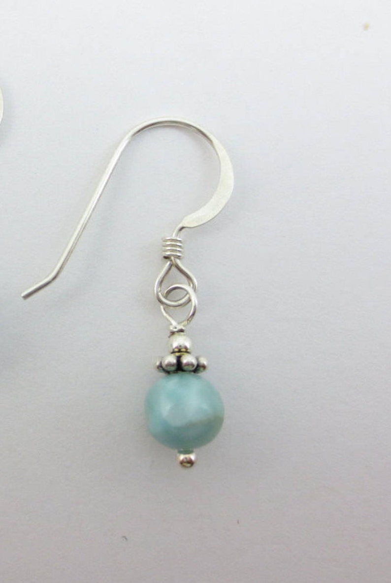 Pendientes colgantes de Larimar azul cielo de 5 mm en plata de ley o relleno de oro de 14 k Pendientes colgantes Pendientes azules Pascua imagen 3