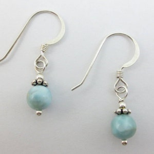 Pendientes colgantes de Larimar azul cielo de 5 mm en plata de ley o relleno de oro de 14 k Pendientes colgantes Pendientes azules Pascua imagen 1