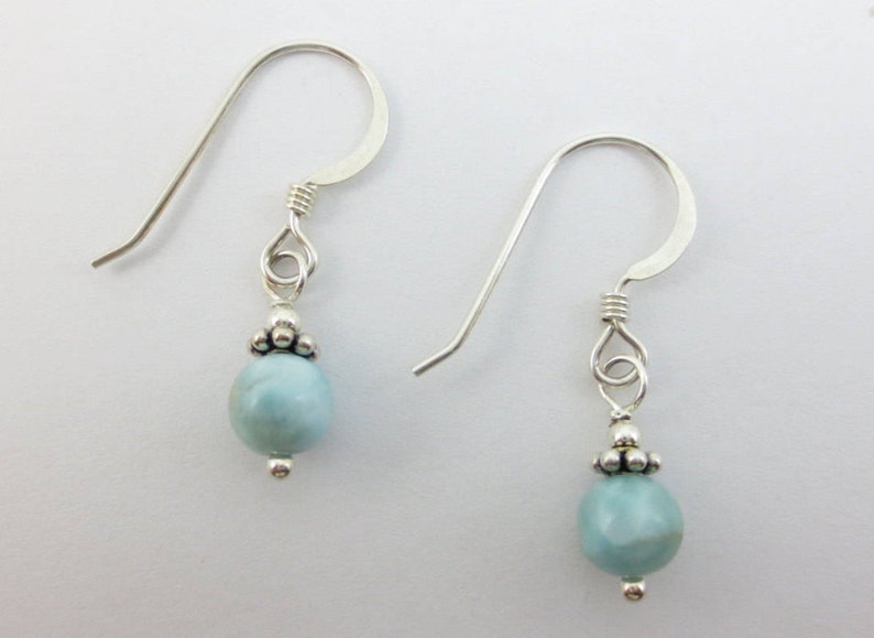 Pendientes colgantes de Larimar azul cielo de 5 mm en plata de ley o relleno de oro de 14 k Pendientes colgantes Pendientes azules Pascua imagen 1