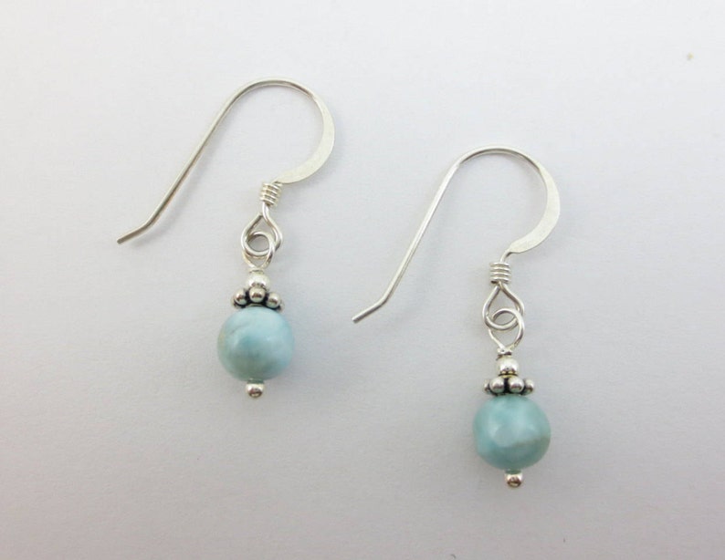 Pendientes colgantes de Larimar azul cielo de 5 mm en plata de ley o relleno de oro de 14 k Pendientes colgantes Pendientes azules Pascua imagen 2