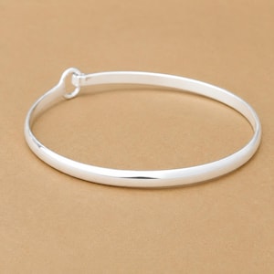 Pulsera minimalista hecha a mano en plata de ley 925, brazalete fino apilable.