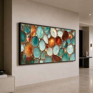 Puede incluir: Una gran pieza de arte mural rectangular que presenta un mosaico de rodajas de ágata circulares en tonos azul verdoso, turquesa, ámbar y naranja quemado. La obra está encerrada en un marco negro fino y muestra una textura cristalina.