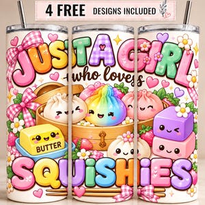 Op de afbeelding: Een cilindervormige beker met een kleurrijk cartoonontwerp met de tekst "JUST A GIRL who loves SQUISHIES" en "4 FREE DESIGNS INCLUDED". De afbeelding bevat lachende dumplings in bamboestoommandjes, een blokje boter en gestapelde blokjes.