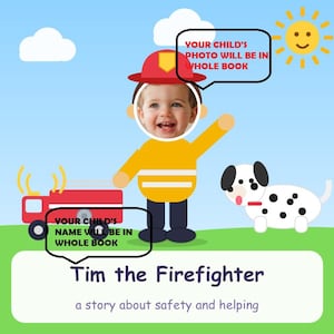 Pode incluir: Uma capa de livro infantil personalizada intitulada Tim the Firefighter, a story about safety and helping. Apresenta um bombeiro de desenho animado com a foto de uma criança, um caminhão de bombeiros vermelho, um dálmata e texto indicando que a foto e o nome da criança estarão em todo o livro.