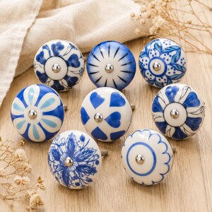 Handbemalter Keramikknopf, blauer Schubladengriff mit Blumenmuster, Vintage-Schrankbeschläge, handgefertigter Möbelgriff, Küchendekoration im Cottagecore-Stil