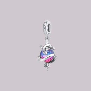 Op de afbeelding: Een zilveren bedel met een hartvormige steen in een blauw en roze verloop, omwikkeld door een zilveren slang. De bedel heeft een oogje met het S925-stempel en een kleine heldere steen, ontworpen om aan een armband of ketting te hangen.