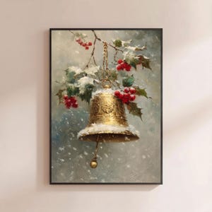 Könnte beinhalten: Ein gerahmtes Ölgemälde, das eine goldene Glocke zeigt, die an einem schneebedeckten Zweig mit grünen Stechpalmenblättern und leuchtend roten Beeren hängt. Die Glocke ist mit filigranen Prägemustern verziert und leicht mit Schnee bedeckt.
