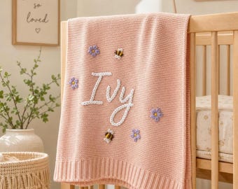 Personalisierte, handbestickte Strickdecke – ein handgefertigtes Erbstück für Taufe, 1. Geburtstag und Babyparty.