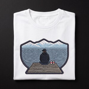 Lake Life Faux Broderi Patch PNG, Mountain Dock Avslappnande Man Design, Transparent Digital Nedladdning