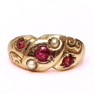 Antiker Edwardianischer Ring aus 9-karätigem Roségold mit Rubin und Perle | Jugendstil-Schnörkel