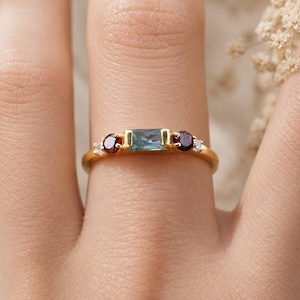 Anillo baguette de oro – Anillo con circonitas cúbicas azules y rojas en varios tonos