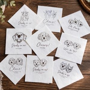 Pode incluir: Uma coleção de guardanapos de papel quadrados brancos com ilustrações de linhas pretas de várias raças de cães. Cada guardanapo exibe texto personalizado como Drinks on us, Cheers ou Lets Pawty, junto com nomes e datas em fonte cursiva.