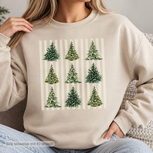 Könnte beinhalten: Ein beigefarbenes Sweatshirt mit Rundhalsausschnitt und einem Grafikdruck von neun verschiedenen immergrünen Bäumen im Aquarellstil, die in einem drei-mal-drei-Raster angeordnet sind. Die Bäume befinden sich vor hellbeigen vertikalen Streifen.