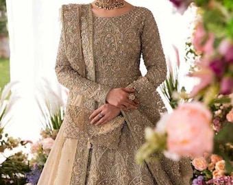 Minha Pishwas Anzug, verziert mit Pailletten, aus Netzseide, pakistanisches Hochzeitskleid, beige-golden, mit passendem Netz-Dupatta