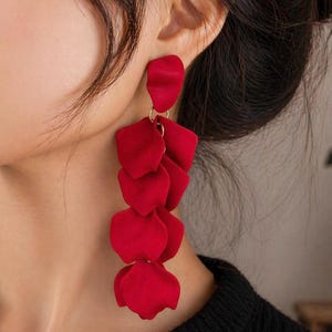 Boucles d’oreilles longues pétales rouges