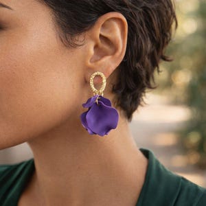 Boucles d’oreilles fleurs violettes en acrylique – Style romantique et tendance