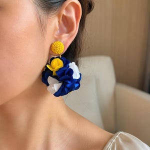 Pendientes florales 3D en azul marino, amarillo y blanco – Pendientes colgantes florales – Poliéster – Joyería elegante y colorida para mujer – Regalo original