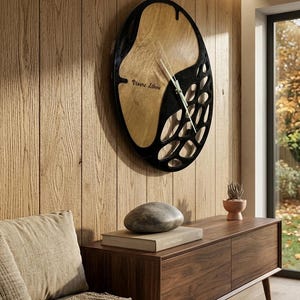Väggklocka i svart akryl och björkplywood 38 cm, modern ekologisk Yin Yang-klocka, unik vardagsrumsinredning, inflyttningspresent