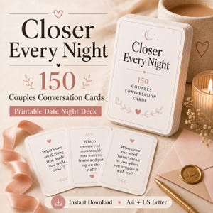 Puede incluir: Un mazo de 150 tarjetas de conversación para parejas Closer Every Night con temática de juego imprimible para citas. Las tarjetas tienen texto negro sobre fondo blanco con detalles de corazones y hojas rosas. Tres tarjetas muestran preguntas.